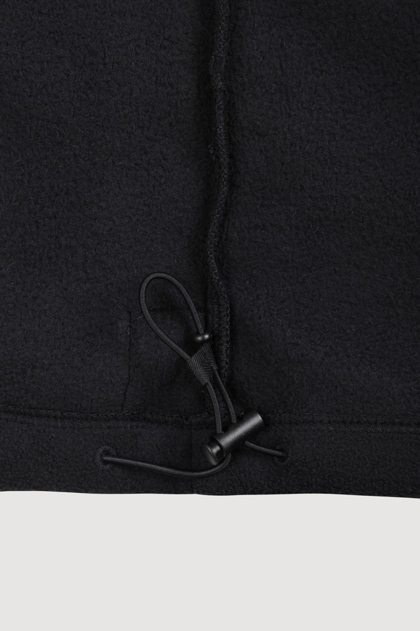 LUCKY CHOUETTE (럭키슈에뜨)의 Chouetties (슈에뜨) Moon Motive 플리스 점퍼 (블랙)는 캐주얼 무드의 여성용 아우터입니다. 부드러운 플리스 소재와 두꺼운 두께감으로 가을, 겨울 시즌 따뜻하게 착용할 수 있으며, 루즈핏 디자인으로 편안한 착용감을 선사합니다. 지퍼형 여밈 방식에 소매단 밴딩 처리와 밑단 스트링 디테일로 활동성을 더했고, Lucky Crescent Moon 모티브 패치 자수와 네크라인 테이프 처리로 포인트를 주었습니다. 캠핑룩, 산책룩 등 다양한 TPO에 활용 가능하며, 캐주얼, 미니멀, 고프코어 스타일을 즐기는 분들에게 추천합니다.
