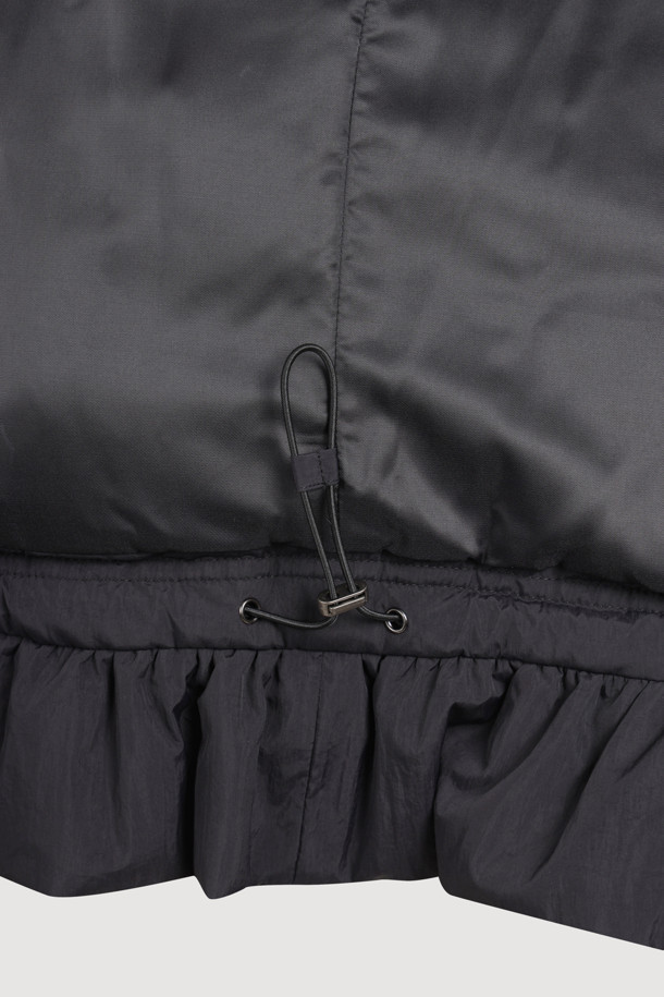 럭키슈에뜨의 Chouetties (슈에티스) Hem Frill Padding Jumper (블랙)은 겨울철 여성의 스타일을 책임질 패딩 점퍼입니다. 캐주얼, 미니멀, 걸리시 무드를 넘나드는 디자인으로 여행룩, 캠핑룩 등 다양한 TPO에 활용하기 좋습니다. 가볍고 따뜻한 나일론 소재에 오버핏 크롭 기장으로 편안함과 트렌디함을 동시에 잡았습니다. 밑단 셔링, 스트링, 로고 프린트, 솔리드 안감 등 섬세한 디테일이 돋보이며, 스냅 여밈 방식으로 간편하게 착용할 수 있습니다.
