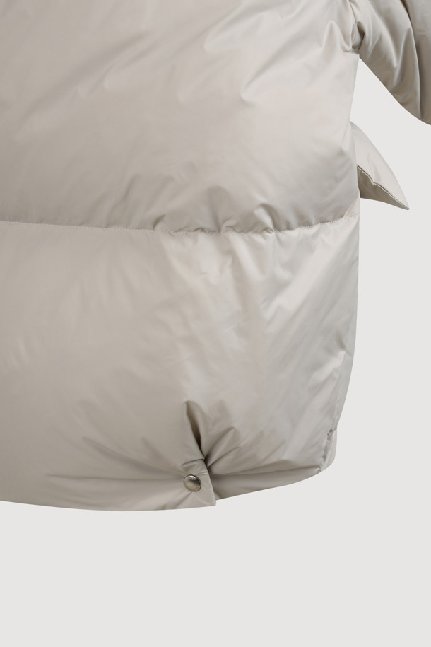 럭키슈에뜨 크롭 덕다운 점퍼는 캐주얼, 빈티지 스타일을 즐기는 분들을 위한 겨울철 필수 아이템입니다. 라이트 베이지 컬러의 무지 디자인으로 어떤 스타일에도 쉽게 매치할 수 있으며, 여행룩, 캠핑룩, 미니멀, 고프코어 스타일 연출에도 적합합니다. 덕다운(솜털 80%, 깃털 20%) 충전재(240g)와 두꺼운 두께감으로 보온성을 높였으며, 루즈핏 크롭 기장으로 트렌디함을 더했습니다. 빅 아웃포켓, 금속 지퍼, 럭키 크레센트 문 모티브 와펜 디테일이 돋보이며, 은은한 광택감이 고급스러운 분위기를 자아내는 긴소매 점퍼입니다.
