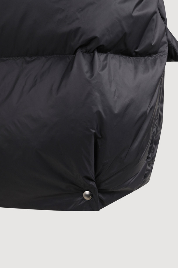 럭키슈에뜨의 Chouetties(슈에티) 크롭 덕다운 점퍼는 겨울철 캐주얼 스타일을 완성하는 여성 의류입니다. 블랙 색상의 무지 디자인으로, 은은한 광택감이 돋보이며 루즈핏의 편안한 착용감을 선사합니다. 덕다운(솜털 80%, 깃털 20%) 충전재(240g)와 빅 아웃포켓, 럭키 크레센트 문 모티브 와펜 디테일이 특징입니다. 지퍼와 스냅 버튼으로 여밈이 가능하며, 긴 소매와 두꺼운 두께감으로 보온성을 높였습니다. 일상에서 따뜻하고 스타일리시하게 연출할 수 있는 아이템입니다.
