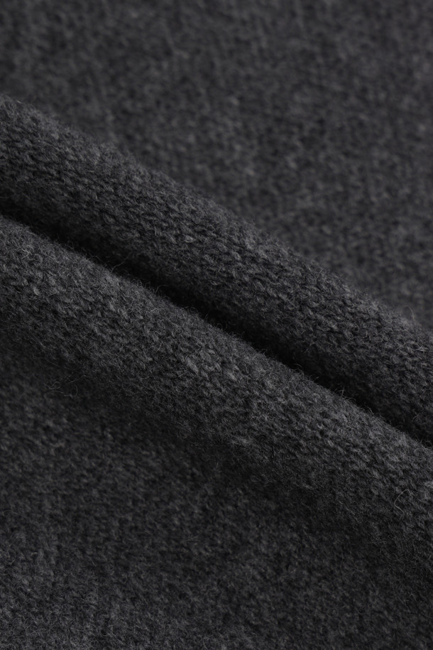 럭키슈에뜨(LUCKY CHOUETTE)의 Chouetties 노르딕 패턴 니트 풀오버(다크 그레이)는 가을, 겨울 시즌에 어울리는 여성용 상의입니다. 넉넉한 루즈핏 실루엣과 라운드넥 디자인으로 편안한 착용감을 선사하며, 울 혼방 소재로 제작되어 부드러운 촉감을 느낄 수 있습니다. 다크 그레이 컬러에 노르딕 패턴이 더해져 캐주얼하면서도 클래식한 분위기를 연출하며 캠핑룩, 집콕룩 등 다양한 TPO에 활용하기 좋습니다. 럭키 크레센트 문 모티브 패턴이 은은하게 포인트가 되어 미니멀한 스타일을 선호하는 분들께도 추천합니다. 긴소매 기장과 두꺼운 두께감으로 따뜻하게 착용할 수 있습니다.
