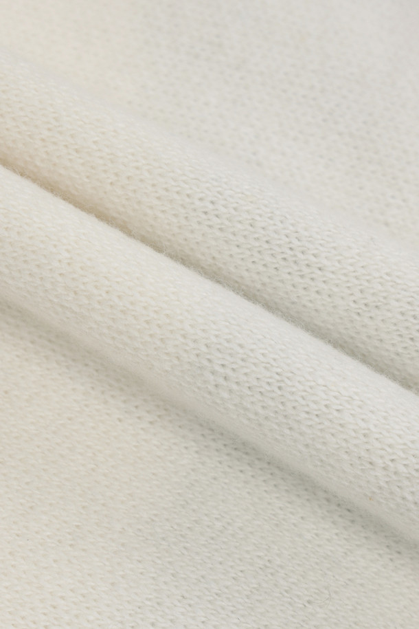 LUCKY CHOUETTE (럭키슈에뜨)의 노르딕 패턴 니트 풀오버 (아이보리)입니다. 부드러운 울 혼방 소재로 제작되어 가을, 겨울 시즌에 따뜻하게 착용할 수 있습니다. 라운드넥에 긴소매, 루즈핏 실루엣으로 편안한 착용감을 선사하며, 캐주얼, 클래식, 미니멀한 스타일을 연출하기 좋습니다. 럭키슈에뜨의 시그니처, Lucky Crescent Moon 모티브가 돋보이며 모임룩으로도 활용 가능한 매력적인 디자인입니다. 두꺼운 두께감으로 보온성을 높였으며, 아이보리 컬러의 노르딕 패턴이 포근한 분위기를 더합니다.
