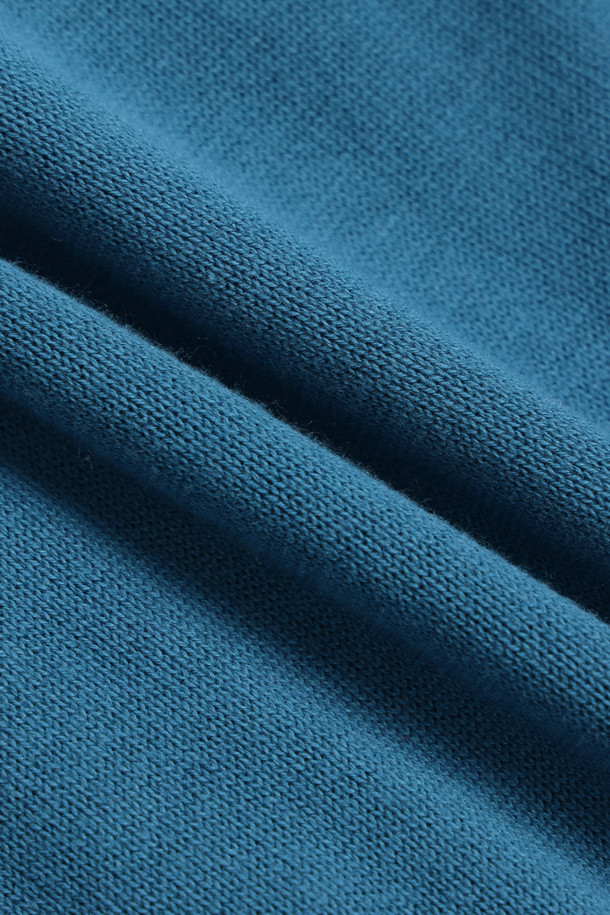 럭키슈에뜨의 Chouetties(슈에티) 언밸런스 니트 가디건 (블루)입니다. 아크릴과 코튼 혼방 소재로 제작되어 부드러운 촉감을 자랑하며, 가을, 겨울 시즌에 따뜻하게 착용할 수 있습니다. 캐주얼 스타일의 라운드넥 긴소매 가디건으로, 언밸런스한 기장감과 레터링 패턴이 특징입니다. 세 가지 모양의 믹스 단추 디테일이 돋보이며, 루즈핏으로 편안하게 착용 가능한 데일리 아이템입니다.
