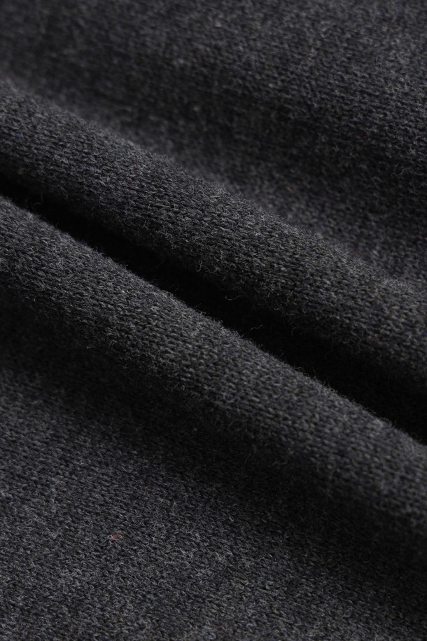 Chouetties by LUCKY CHOUETTE(슈에티 바이 럭키슈에뜨)_언밸런스 니트 가디건(다크 그레이)은 캐주얼한 스타일의 여성 니트 가디건입니다. 가을, 겨울에 착용하기 좋으며, 라운드넥에 루즈핏으로 편안하게 연출할 수 있습니다. 다크 그레이 컬러의 중간 두께 니트 소재로 제작되었으며, 언밸런스한 기장과 자수 레터링 포인트가 특징입니다. 세 가지 모양의 단추 디테일로 포인트를 더했으며, 데일리룩, 카페룩, 쇼핑룩 등 다양하게 활용 가능합니다. 아크릴과 코튼 혼방 소재로 제작되어 부드러운 촉감을 선사합니다.
