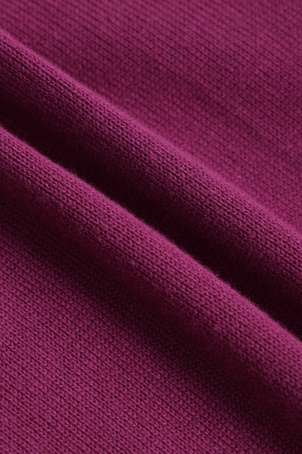 [Re-Order] 럭키슈에뜨_언밸런스 니트 가디건 (퍼플)은 부드러운 아크릴과 코튼 혼방 소재로 제작되어 봄, 가을에 착용하기 좋은 여성 니트 가디건입니다. 라운드넥에 긴 소매, 루즈핏으로 편안한 착용감을 선사하며, 언밸런스 기장과 레터링 자수 포인트가 캐주얼한 무드를 더합니다. 세 가지 모양의 믹스된 단추가 디자인의 묘미를 살리고, 데이트룩, 카페룩, 봄 소풍룩 등 다양한 TPO에 활용 가능합니다. 미니멀, 로맨틱 스타일을 선호하는 분들께 추천하며, 캐주얼한 스타일링에 포인트를 더해줍니다.
