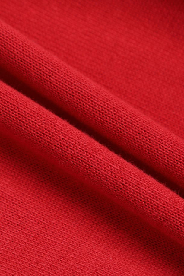 LUCKY CHOUETTE(럭키슈에뜨)의 Chouetties Unbalance 니트 가디건(레드)입니다. 라운드넥 디자인에 톤 다운된 레드 컬러가 돋보이며, 가을, 겨울 시즌 데일리룩에 활용하기 좋습니다. 아크릴과 코튼 혼방 소재로 제작되어 부드러운 촉감을 선사합니다. 긴 소매와 언밸런스한 기장, 레터링 자수 포인트로 캐주얼한 스타일을 연출하며, 세 가지 모양의 믹스된 단추로 포인트를 더했습니다. 루즈핏으로 편안하게 착용 가능하며, 카페룩, 쇼핑룩 등 다양한 TPO에 매치하기 좋습니다.
