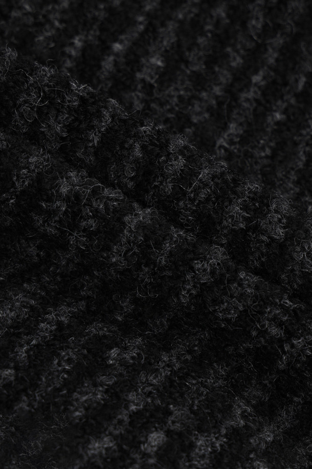 LUCKY CHOUETTE (럭키슈에뜨)의 Chouetties Unbalance Stripe 니트 가디건 (블랙)입니다. 울 소재의 두꺼운 두께감으로 가을, 겨울 시즌에 따뜻하게 착용할 수 있습니다. 캐주얼 스타일의 라운드넥 긴소매 크롭 기장 니트 가디건으로, 언밸런스한 기장과 스트라이프 패턴이 특징입니다. 싱글 버튼 여밈 방식이며, 럭키 슈에뜨의 시그니처, Lucky Crescent Moon 자수 포인트와 하트 모양 버튼 디테일로 포인트를 더했습니다. 데이트룩, 모임룩 등 다양한 TPO에 캐주얼, 클래식, 미니멀 스타일로 연출하기 좋습니다.
