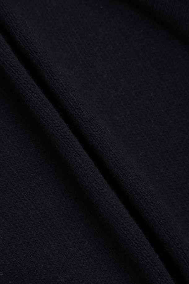 [Re-Order] 럭키슈에뜨_노르딕 패턴 하이넥 가디건 (다크 네이비)는 여성 의류로, 가을과 겨울에 따뜻하게 입을 수 있는 니트/스웨터입니다. 다크 네이비 컬러에 캐주얼, 빈티지 스타일을 더한 루즈핏 가디건으로, 하이넥 디자인과 긴 소매가 특징입니다. 두꺼운 울 소재로 제작되어 부드러운 촉감을 선사하며, 노르딕 패턴이 돋보입니다. 투웨이 지퍼와 아웃포켓 디테일, 럭키 크레센트 문 모티브가 돋보이며, 출근룩이나 모임룩, 캐주얼, 클래식, 미니멀 스타일 모두 소화 가능합니다.
