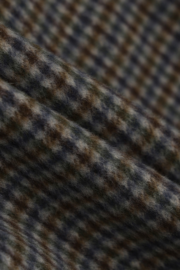 브라운 컬러의 Fake Leather Collar Check 롱 코트입니다. 클래식 무드의 체크 패턴과 코쿤핏으로 세련된 실루엣을 연출합니다. 두꺼운 두께감과 부드러운 촉감의 인조 가죽과 체크 원단 소재로 제작되었으며, 롱 코트 타입으로 가을, 겨울 시즌에 따뜻하게 착용할 수 있습니다. 카라와 포켓 부분의 워시드 가죽 디테일, 럭키 로고 패턴 안감, 두 종류의 버튼 믹스가 돋보입니다. 오피스룩, 모임룩, 데이트룩 등 다양한 TPO에 클래식, 미니멀, 시크 스타일로 활용해보세요.
