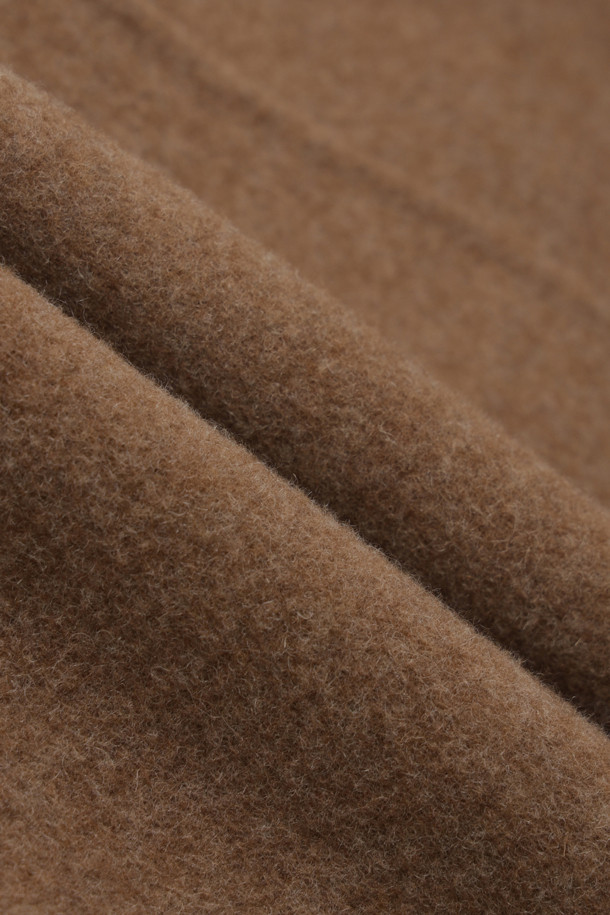 캐시미어 소재의 부드러운 촉감이 돋보이는 토글 후드 코트입니다. 낙타색(camel) 컬러의 루즈핏 디자인으로, 가을과 겨울에 따뜻하고 편안하게 착용할 수 있습니다. 히든 스냅과 토글 여밈 방식을 갖추었으며, 긴 소매와 하프 기장으로 제작되었습니다. 코트 안감에는 럭키(LUCKY) 로고 패턴이 적용되어 캐주얼하면서도 클래식한 무드를 연출합니다.
