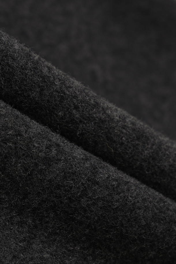 **토글 후드 코트 (grey)**는 캐시미어와 울 소재 혼방으로 제작되어 부드러운 촉감과 두꺼운 두께감으로 따뜻함을 선사하는 여성용 후드 코트입니다. 루즈핏 디자인과 하프 기장으로 편안한 착용감을 제공하며, 캐주얼, 클래식, 미니멀 스타일 모두 소화 가능합니다. 히든 스냅과 토글 여밈 방식, 긴소매 디자인으로 실용성을 더했으며, 안감에는 LUCKY 로고가 더해져 고급스러움을 더했습니다. 출근룩과 모임룩 모두에 어울리는 활용도 높은 아이템으로, 필링에 유의하여 관리하면 오랫동안 즐겨 입을 수 있습니다.
