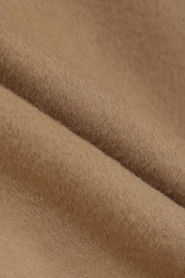 [Re-Order] 버클 칼라 하프 코트는 여성 고객을 위한 아우터입니다. 가을과 겨울에 착용하기 좋으며, 클래식하고 베이직한 스타일을 연출합니다. 라이트 베이지 컬러의 무지 디자인으로, 힙을 덮는 하프 기장감과 오버핏으로 편안하게 착용할 수 있습니다. 캐시미어 10% 블렌디드 소재로 부드러운 촉감을 선사하며, 빅 사이즈 아웃포켓과 럭키 로고 패턴 안감으로 포인트를 더했습니다. 출근룩, 오피스룩, 모임룩 등 다양한 TPO에 활용 가능하며, 클래식, 미니멀, 시크 스타일을 즐기는 고객에게 추천합니다.
