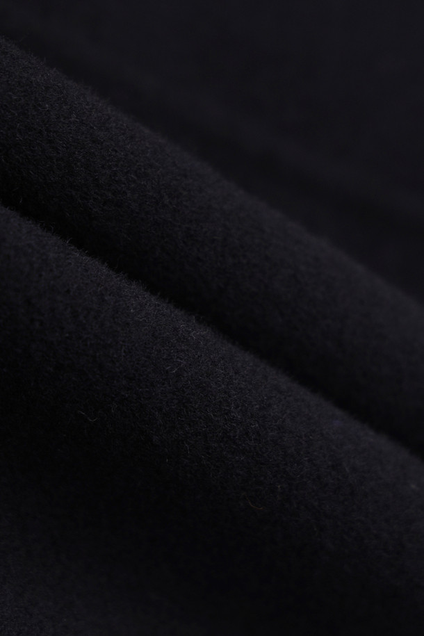 다크 네이비 컬러의 버클 칼라 하프 코트입니다. 캐시미어 10%와 울 소재를 혼방하여 부드러운 촉감을 선사하며, 가을과 겨울에 따뜻하게 착용할 수 있습니다. 힙을 덮는 하프 기장과 오버핏 디자인으로 편안하면서도 세련된 스타일을 연출해 줍니다. 버튼과 버클 여밈 방식, 빅 사이즈 아웃포켓 디테일이 돋보이며, 안감에는 LUCKY 로고 패턴이 적용되어 있습니다. 클래식, 캐주얼, 미니멀한 무드의 겨울 데일리룩, 오피스룩, 모임룩에 활용하기 좋습니다.
