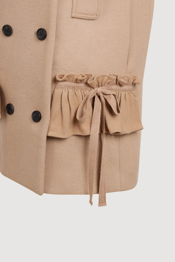 **라운드 넥 프릴 디테일 더블 코트 (베이지)**는 가을과 겨울, 여성의 우아함을 돋보이게 할 코트입니다. 부드러운 캐시미어와 울 소재, 두꺼운 두께감으로 포근하고 고급스러운 착용감을 선사합니다. 페미닌하고 클래식한 무드를 연출하며, 루즈핏 디자인과 하프 기장으로 편안함을 더했습니다. 더블 버튼 여밈 방식과 프릴, 리본 디테일, 로고 단추, 로고 패턴 안감으로 섬세한 디자인을 강조했습니다. 오피스룩, 출근룩, 모임룩 등 다양한 TPO에 클래식, 미니멀, 로맨틱 스타일로 매치하여 세련된 분위기를 연출해보세요.
