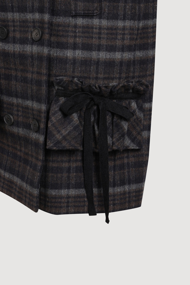 다크 네이비 컬러의 라운드 넥 프릴 디테일 더블 코트입니다. 캐시미어와 울 혼방 소재로 제작되어 부드러운 촉감과 뛰어난 보온성을 제공하며, 가을/겨울 시즌에 착용하기 좋습니다. 페미닌한 무드의 루즈핏으로, 톤온톤 체크 패턴과 로고 단추, 리본 디테일이 돋보입니다. 안감은 로고 패턴으로 마감되었으며, 더블 버튼 여밈과 긴 소매 기장으로 클래식하고 여성스러운 스타일을 연출합니다. 오피스룩, 모임룩, 데이트룩 등 다양한 TPO에 활용할 수 있습니다.
