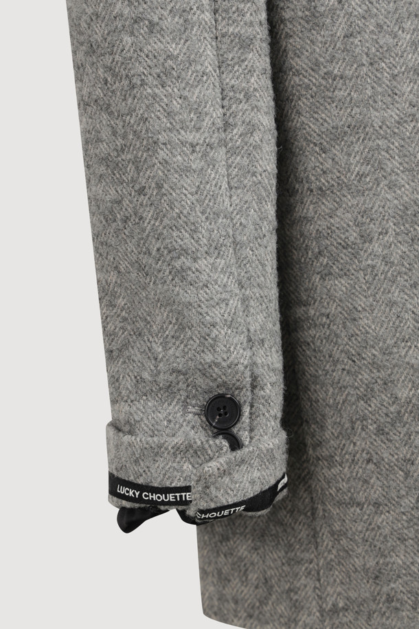 세련된 무드의 Suede Pocket 재킷형 코트(grey)입니다. 알파카, 캐시미어, 스웨이드 혼방 소재로 제작되어 가볍고 따뜻하며, 가을, 겨울 시즌에 착용하기 좋습니다. 매니쉬, 캐주얼, 유니크한 스타일을 연출하며, 헤링본 패턴과 힙 기장의 오버핏으로 트렌디함을 더했습니다. 소뿔 단추, 스웨이드 포켓, 가죽 와펜 장식, 레터링 테이프, 턴업 소매, 럭키 로고 패턴 안감 디테일이 돋보입니다. 겨울 데일리룩, 모임룩, 출근룩 등 다양한 TPO에 캐주얼, 클래식, 미니멀한 무드로 활용할 수 있습니다.
