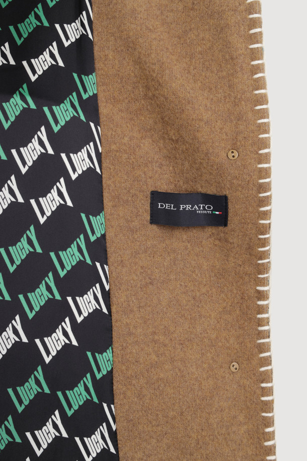 **Handlee 자수 체크 코트 (브라운)**는 가을과 겨울, 당신의 스타일을 책임질 여성용 코트입니다. 부드러운 알파카 혼방 소재와 두꺼운 두께감으로 따뜻하고 포근한 착용감을 선사하며, 무릎 기장의 코쿤핏으로 편안하면서도 세련된 실루엣을 연출합니다. 캐주얼, 클래식, 미니멀 스타일 모두 소화 가능한 활용도 높은 아이템으로, 출근룩이나 모임룩에 돋보이는 포인트를 더해줍니다. 브라운 컬러의 체크 패턴에 자수 장식과 LUCKY 로고 패턴 안감, 카라 디테일, 혼합 단추를 사용하여 디테일까지 놓치지 않았습니다.
