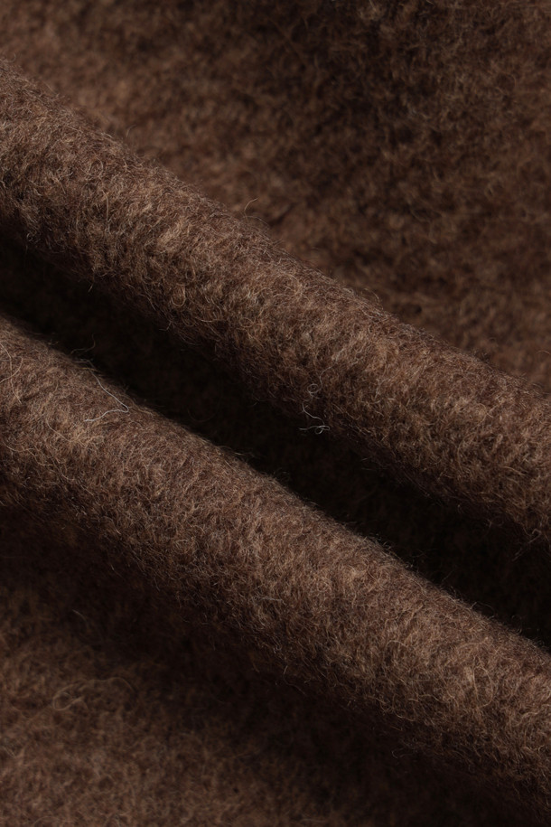 세일러 디자인의 스티치 자수 브라운 코트입니다. 울 소재에 두꺼운 두께감으로 가을, 겨울 시즌 따뜻하게 착용 가능하며, 오버핏으로 제작되어 편안한 착용감을 선사합니다. 와이드 카라와 핸드 스티치 장식이 돋보이며, 'LUCKY' 로고 패턴 안감으로 세련된 포인트를 더했습니다. 클래식, 캐주얼, 미니멀 스타일을 모두 소화하며, 출근룩과 모임룩에 활용하기 좋습니다. 싱글 버튼 여밈 방식으로 간편하게 스타일링할 수 있는 하프 기장의 긴 소매 코트입니다.
