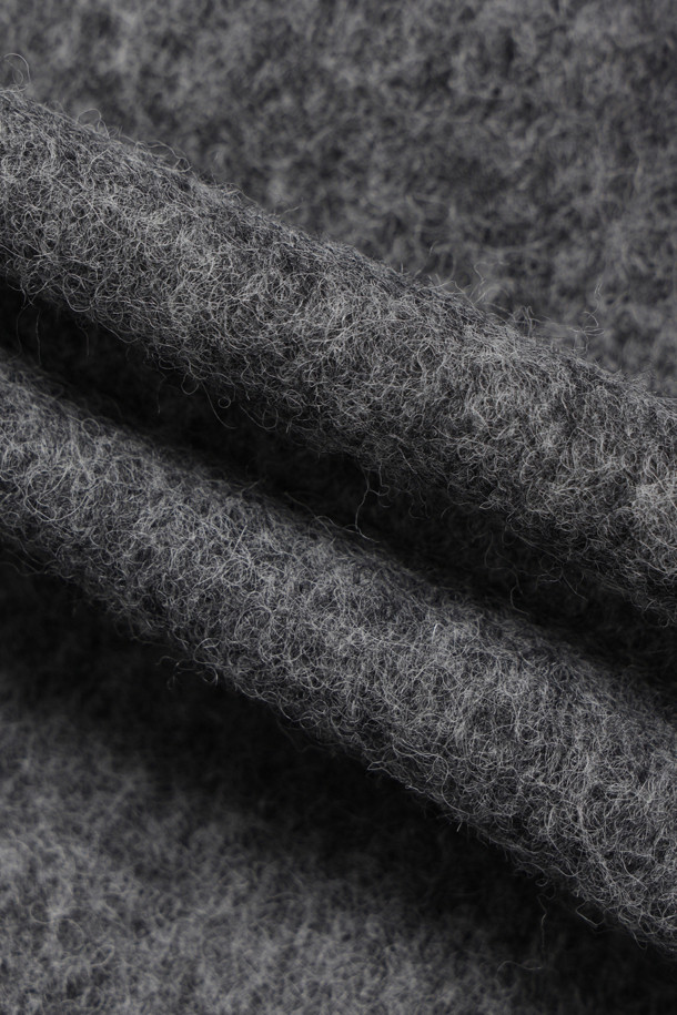 **Stitch 자수 세일러 코트 (grey)**

세련된 무드의 여성용 아우터, 스티치 자수 세일러 코트 (grey)입니다. 클래식과 캐주얼 스타일을 아우르는 디자인으로, 가을과 겨울에 따뜻하게 착용할 수 있습니다. 울 소재로 제작되어 두꺼운 두께감을 자랑하며, 하프 기장의 오버핏으로 편안한 착용감을 선사합니다. 와이드 카라와 핸드 스티치 자수 장식이 돋보이며, LUCKY 로고 패턴 안감과 이탈리아 제작으로 높은 퀄리티를 보장합니다. 출근룩, 모임룩, 데이트룩 등 다양한 TPO에 활용하여 미니멀하고 세련된 스타일을 연출해보세요.
