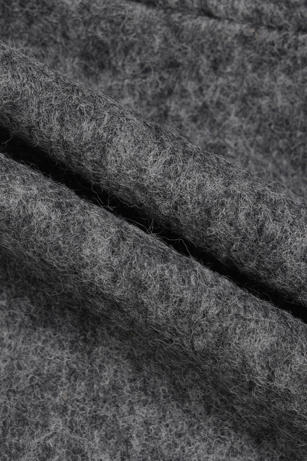 세련된 무드의 여성용 "Asymmetry Collar Long Coat" (그레이)입니다. 울 소재로 제작되어 부드럽고 폭신한 촉감과 함께 가을, 겨울 시즌 따뜻하게 착용할 수 있습니다. 비대칭 카라 디자인과 롱 기장, 여유로운 스트레이트 핏으로 스타일리시함과 모던함을 동시에 연출합니다. 안감에는 "LUCKY" 로고 패턴이 더해져 고급스러운 포인트를 더했으며, 앞 중심 단추 클로징으로 간편하게 착용 가능합니다. 출근룩, 오피스룩, 모임룩 등 다양한 TPO에 클래식, 미니멀, 시크한 스타일로 연출해보세요.
