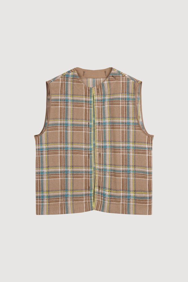 탈부착 가능한 체크 베스트 내피가 특징인 Detachable Inner 맥 코트(블랙)는 가을, 겨울 시즌 당신의 스타일을 완성해 줄 아우터입니다. 시크하고 캐주얼한 무드를 연출하며, 오버핏과 루즈핏으로 편안한 착용감을 선사합니다. 울 소재와 두꺼운 두께감으로 보온성을 높였으며, 넓은 카라와 빅 아웃포켓 디테일이 돋보입니다. 출근룩, 오피스룩, 모임룩 등 다양한 TPO에 활용 가능하며, 로고 와펜으로 포인트를 더했습니다.
