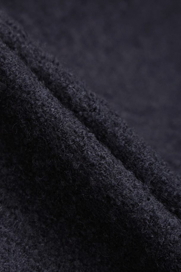 다크 네이비 컬러의 Center Frill 라운드 넥 코트입니다. 페미닌과 캐주얼 무드를 동시에 연출할 수 있으며, 가을과 겨울에 따뜻하게 입을 수 있는 두꺼운 울 소재로 제작되었습니다. 드롭 숄더, 프릴 디테일, 금속 단추, 로고 패턴 안감, 포켓 디테일이 돋보이는 롱 기장의 싱글 버튼 코트입니다. 데이트룩, 오피스룩, 모임룩 등 다양한 TPO에 활용 가능하며, 클래식, 미니멀, 캐주얼 스타일을 즐기는 여성에게 추천합니다.
