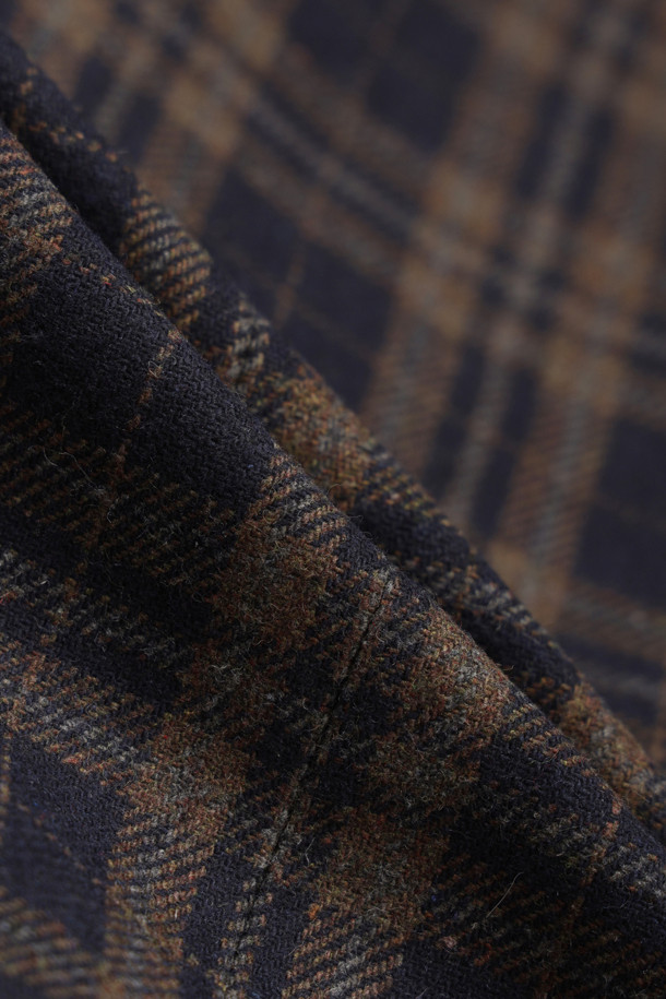 센터 프릴 라운드 넥 코트 (멀티 컬러)는 페미닌하고 캐주얼한 스타일을 동시에 연출할 수 있는 여성용 코트입니다. 가을과 겨울에 어울리는 두꺼운 울 소재로 제작되어 부드러운 촉감을 선사하며, 오버핏 롱 기장으로 편안한 착용감을 제공합니다. 체크 패턴과 드롭 숄더, 프릴 디테일이 특징이며, 금속 단추와 로고 패턴 안감, 포켓 디테일로 세련됨을 더했습니다. 싱글 버튼 여밈 방식의 라운드 넥 코트로, 데이트룩, 모임룩, 출근룩 등 다양한 TPO에 클래식, 캐주얼, 미니멀 스타일로 활용 가능합니다.
