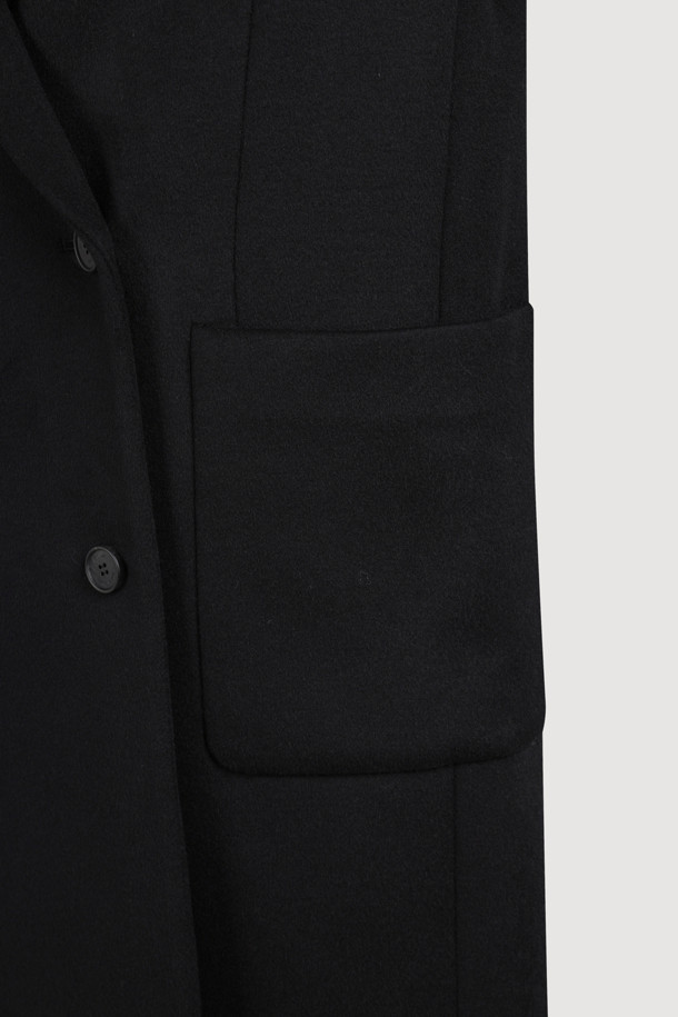 [Atelier] 갱 칼라 더블 롱 코트 (블랙)는 시크하고 미니멀한 스타일을 추구하는 여성들을 위한 아우터입니다. 가을과 겨울, 출근룩, 오피스룩, 겨울 데일리룩에 어울리는 이 코트는 부드러운 캐시미어와 울 소재로 제작되어 뛰어난 착용감을 선사합니다. 갱 칼라 디자인과 럭키슈에뜨 로고 소뿔 단추, 자수 디테일이 고급스러움을 더하며, ATELIER 컬렉션 로고 패턴 안감으로 소장 가치를 높였습니다. 박시핏의 롱 기장, 더블 버튼 여밈 방식의 더블 코트로, 시크하고 클래식한 스타일을 완성해보세요.
