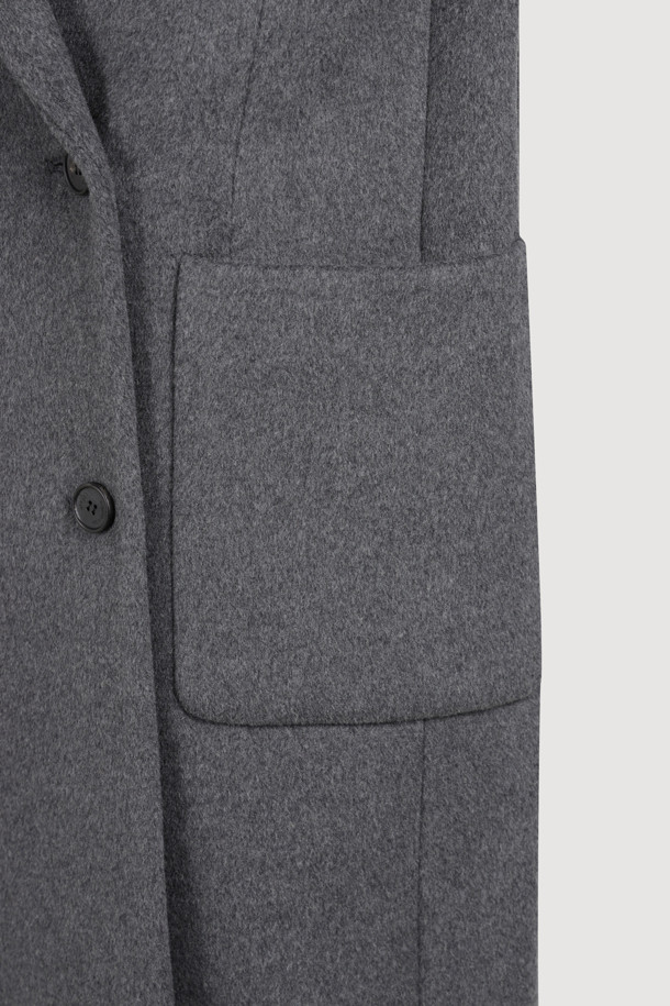 [Atelier] 갱 칼라 더블 롱 코트 (다크 그레이)는 시크하고 심플한 스타일을 추구하는 당신을 위한 겨울 아우터입니다. 캐시미어와 울 혼방 소재로 제작되어 부드러운 촉감과 우수한 보온성을 자랑하며, 롱 기장과 박시 핏으로 세련된 실루엣을 연출합니다. 더블 버튼 여밈 방식과 갱 칼라 디자인이 특징이며, 럭키슈에뜨 로고 소뿔 단추와 자수 디테일로 고급스러움을 더했습니다. [Atelier] 컬렉션 로고 패턴 안감으로 완성도를 높인 이 코트는 겨울 데일리룩, 오피스룩, 모임룩 등 다양한 TPO에 활용하기 좋습니다.
