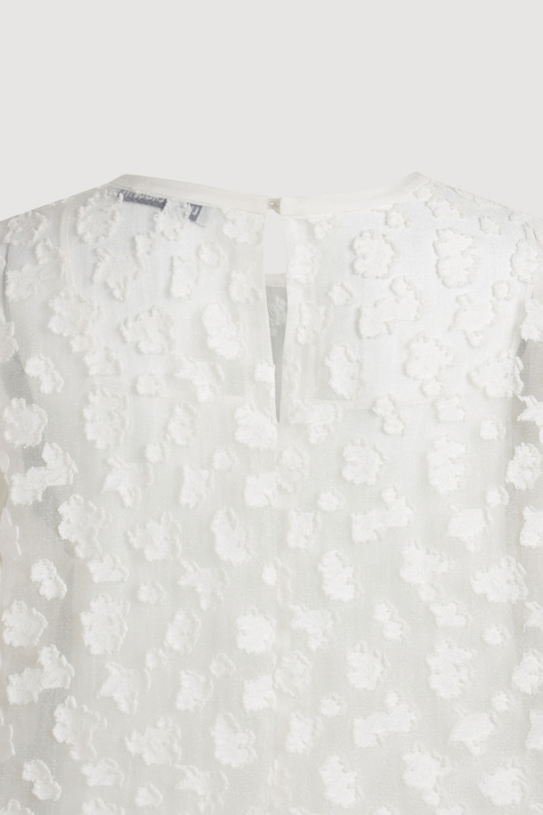 볼륨 슬리브 자카드 원피스 (아이보리)는 페미닌하고 클래식한 무드를 연출하는 여성 미니 원피스입니다. 봄, 여름 시즌에 어울리는 얇은 두께감과 부드러운 촉감의 자카드 소재로 제작되었으며, A라인 치마 핏과 미니 기장으로 사랑스러운 실루엣을 선사합니다. 볼륨감 있는 소매와 입체적인 자카드 패턴이 돋보이며, 라운드넥 디자인에 뒷넥 단추 여밈으로 간편하게 착용할 수 있습니다. 데이트룩, 카페룩, 모임룩 등 다양한 TPO에 맞춰 클래식, 미니멀, 로맨틱한 스타일을 연출해보세요. 속슬립이 포함되어 있어 비침 걱정 없이 편안하게 즐길 수 있습니다.
