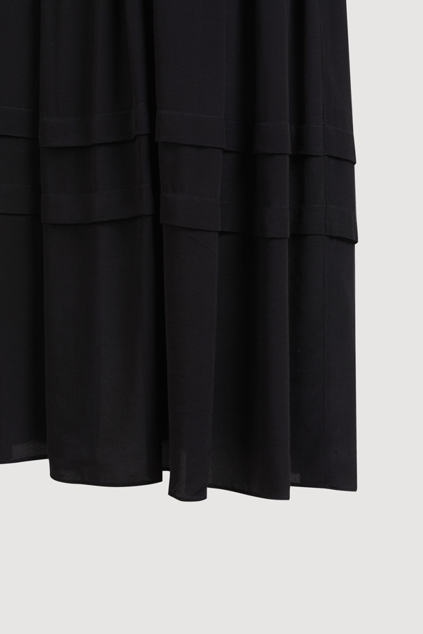 세일러 카라 원피스 (블랙)는 페미닌하면서도 캐주얼한 무드를 연출하는 여성 의류입니다. 폴리 크레이프 소재로 제작되어 깔끔한 촉감을 선사하며, 사계절 내내 착용 가능합니다. 롱 기장의 루즈핏으로 편안한 착용감을 제공하며, 허리 스트링 디테일로 허리 라인을 잡아줍니다. 세일러 카라와 소매 셔링 밴딩, 카라 셔링 디테일이 특징이며, 데이트룩이나 카페룩에 잘 어울립니다. 미니멀하고 로맨틱한 스타일을 즐기는 분들께 추천합니다.
