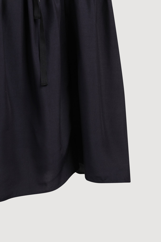 다크 네이비 컬러의 셔링 디테일 라운드넥 원피스입니다. 부드러운 레이온 소재로 제작되어 편안한 착용감을 선사하며, 루즈핏과 플레어 A라인 치마가 자연스러운 실루엣을 연출합니다. 허리선 아래 셔링으로 볼륨감을 더하고, 허리 부분 로고 테이프로 포인트를 주었습니다. 긴 소매와 뒷넥 단추 여밈으로 클래식하면서도 캐주얼한 분위기를 자아내 데이트룩, 모임룩, 또는 미니멀한 스타일을 연출하고 싶은 날에 적합합니다. 사계절 내내 활용 가능한 실용적인 아이템입니다.
