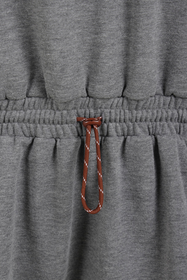 멜란지 그레이 색상의 숄더 러플 하이넥 원피스입니다. 부드러운 쮸리 소재로 제작되어 편안한 착용감을 선사하며, 루즈핏으로 활동성을 높였습니다. 어깨 러플 디테일과 허리 스트링, 스커트 밑단 레이어드가 디자인의 특징이며, 레터링 와펜으로 포인트를 더했습니다. 하이넥 디자인과 긴 소매, 미니 기장으로 캐주얼하면서도 스포티한 느낌을 연출하며, 동네 마실룩이나 데이트룩에 적합합니다. 허리 스트링으로 실루엣 조절이 가능하며, 오버 니삭스와 운동화를 매치하여 스타일리시하게 연출해보세요.
