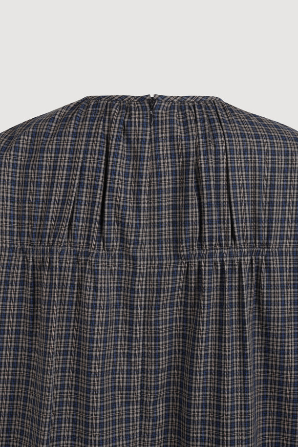 포켓 포인트 체크 미디 드레스 (멀티 컬러)는 페미닌하고 유니크한 매력을 선사하는 여성용 미디 원피스입니다. 데님 소재의 체크 패턴으로 클래식하면서도 로맨틱한 스타일을 연출하며, 긴 소매와 여유로운 핏으로 편안함을 더했습니다. 앞뒤 가슴 셔링 디테일과 포켓, 리본 장식으로 포인트를 더했으며, 뒤 중심 지퍼로 간편하게 착용할 수 있습니다. 데이트룩, 카페룩, 모임룩 등 다양한 TPO에 활용 가능한 스마트 캐주얼 스타일의 원피스입니다.
