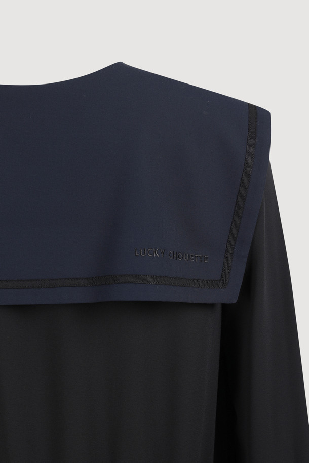 세일러 카라 롱 드레스 (블랙)는 클래식하고 캐주얼한 무드를 동시에 연출하는 여성 롱 원피스입니다. 부드러운 폴리에스터 소재로 제작되어 편안한 착용감을 선사하며, 사계절 내내 활용 가능합니다. A라인 핏에 롱 기장으로 우아함을 더하고, 셔링과 프릴 단, 테이프 장식, 레터링 자수 디테일이 돋보입니다. 구김이 적어 관리가 용이하며, 데이트룩, 카페룩 등 다양한 TPO에 잘 어울리는 웨어러블한 디자인입니다. 루즈핏으로 편안하게 즐길 수 있는 블랙 컬러의 무지 원피스입니다.
