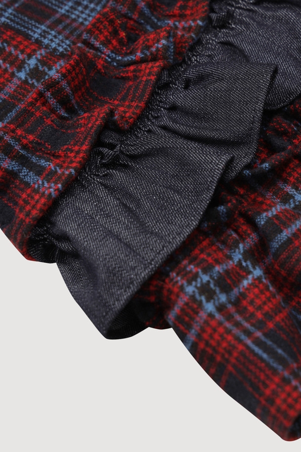 레드 컬러 블록 체크 미니 드레스는 가을과 겨울에 어울리는 여성용 원피스입니다. 데님 소재로 제작되어 부드러운 촉감을 선사하며, 레귤러 핏으로 편안하게 착용 가능합니다. 앞뒤 V넥 디자인과 레이어드, 프릴, 레터링 테이프 디테일이 돋보이며, 긴 소매 기장으로 따뜻함을 더했습니다. 캐주얼한 스타일로 데이트룩이나 모임룩에 적합하며, 다양한 상의와 레이어드하여 개성 있는 스타일을 연출할 수 있습니다. 마찰에 의해 필링이 발생할 수 있으니 주의하여 착용하십시오.
