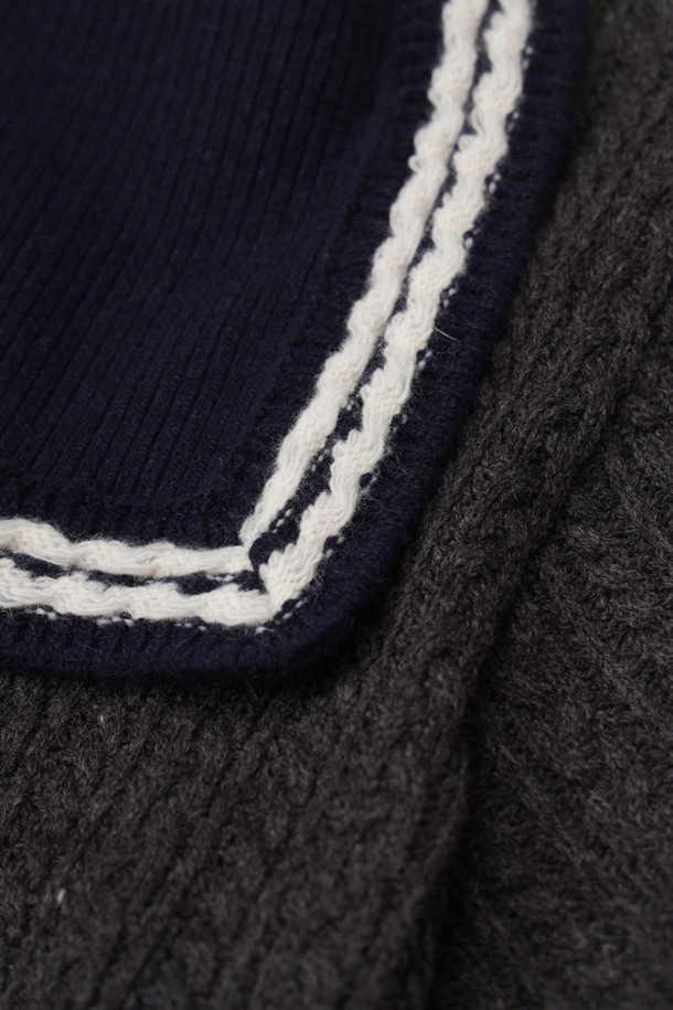 **마테리얼 믹스 세일러 롱 드레스 (멀티 컬러)**는 니트와 우븐 소재의 믹스 매치로 제작되어 부드러운 촉감과 따뜻함을 선사합니다. 세일러 칼라와 꽈배기 패턴, 배색 스트라이프 디테일이 캐주얼하면서도 걸리시한 분위기를 연출합니다. 루즈핏 A라인 실루엣에 긴 소매 기장과 두꺼운 두께감으로 가을, 겨울 시즌 데이트룩, 모임룩으로 활용하기 좋습니다. 다양한 멀티 컬러 배색으로 포인트를 더해 클래식한 스타일까지 소화 가능한 매력적인 세일러 원피스입니다.
