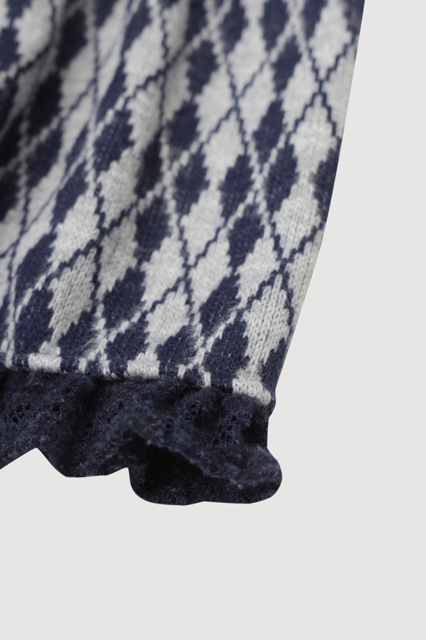 네이비 컬러의 아가일 패턴 프릴 원피스입니다. 부드러운 기모 소재로 제작되어 겨울에도 따뜻하게 착용 가능하며, 루즈핏 A라인 실루엣으로 편안함을 더했습니다. 라운드넥 디자인에 프릴 장식과 배색 프릴 디테일이 여성스러운 분위기를 연출합니다. 데이트룩, 모임룩, 캐주얼, 클래식, 걸리시 스타일 모두 소화 가능한 단독 착용 가능한 원피스입니다.
