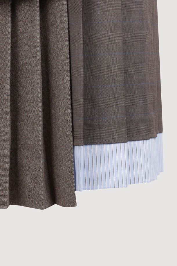 Mix 슬리브리스 롱 드레스 (브라운)는 여성 고객을 위한 가을, 겨울용 슬리브리스 원피스입니다. 울 혼방 소재로 제작되어 따뜻한 착용감을 선사하며, 라운드넥에 슬림핏 일자 실루엣으로 클래식하고 유니크한 스타일을 연출합니다. 체크와 헤링본 패턴이 믹스된 디자인에 언밸런스 주름 디테일, 스트라이프 배색 끈, 어깨 매듭 연출, 밑단 스트라이프 배색 주름 등 다채로운 특징을 더했습니다. 안감은 로고 패턴으로, 지퍼 여밈 방식으로 제작되었으며, 모임룩, 데이트룩, 연말 모임룩에 미니멀하고 시크하게 스타일링하기 좋습니다.
