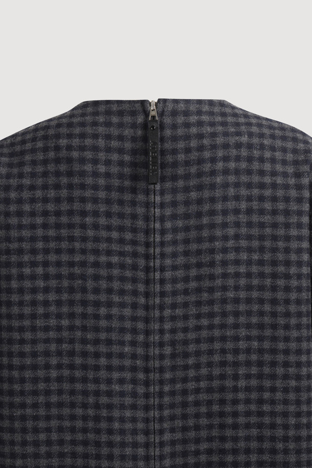 **[Atelier] 컬러드 체크 미니 드레스**는 울 50% 함유된 두꺼운 소재로 제작되어 가을, 겨울에 따뜻하게 착용할 수 있는 여성용 원피스입니다. 클래식하고 유니크한 무드의 멀티 컬러 체크 패턴이 돋보이며, A라인 핏과 미니 기장으로 걸리시한 스타일을 연출합니다. 뒤 중심 지퍼와 아틀리에 자수 장식, 가죽 슬라이더 디테일이 돋보이며, 데이트룩, 모임룩, 겨울 데일리룩 등 다양한 TPO에 활용 가능합니다. 필링(보풀)에 주의하여 관리하면 오랫동안 클래식하고 미니멀한 스타일을 즐길 수 있습니다.
