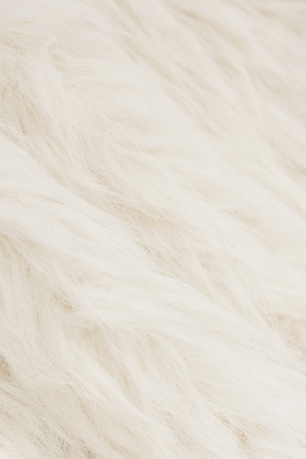 [Atelier] 페이크 퍼 미니 드레스 (ivory)는 여성용으로, 가을과 겨울에 따뜻하고 포근하게 입을 수 있는 캐주얼하고 유니크한 스타일의 원피스입니다. 톤 다운된 아이보리 컬러의 페이크 퍼 소재로 제작되어 부드러운 촉감을 선사하며, A라인 핏과 미니 기장으로 사랑스러운 실루엣을 연출합니다. 라운드넥 디자인에 앞 포켓 아틀리에 자수 장식과 뒷판 아틀리에 로고 테이프 리본, 레이스 디테일이 더해져 고급스러움을 더합니다. 기본 티셔츠와 함께 매치하여 겨울 데일리룩, 데이트룩, 모임룩 등 다양한 TPO에 맞춰 캐주얼, 클래식, 미니멀한 스타일을 연출해보세요.
