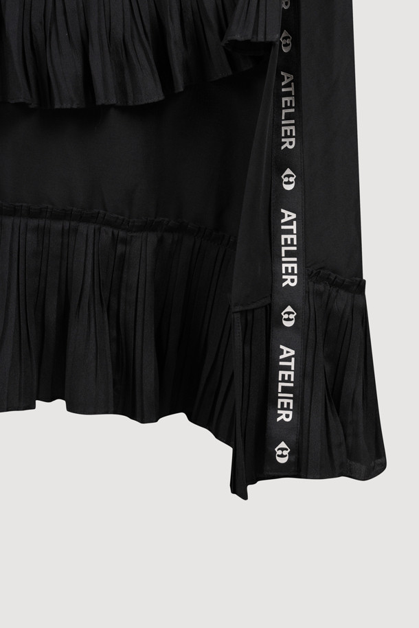 [Atelier] 플리츠 포인트 슬립 드레스 (블랙)는 여성스러운 실루엣을 강조하는 A라인 맥시 원피스입니다. 부드러운 레이온 소재로 제작되어 편안한 착용감을 선사하며, 사계절 내내 활용 가능한 실용적인 아이템입니다. 플리츠 디테일이 유니크한 포인트를 더하고, 비대칭 절개선과 사이드 트임이 세련된 무드를 연출합니다. 스트랩 네크라인과 어깨끈 길이 조절 기능으로 체형에 맞게 핏을 조절할 수 있으며, 아틀리에 레터링 테이프 디테일이 은은한 포인트를 더합니다. 데이트룩, 카페룩, 모임룩 등 다양한 TPO에 클래식하고 미니멀한 스타일을 연출해보세요.
