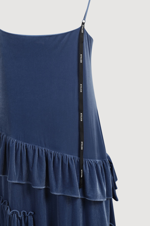 [Atelier] 벨벳 슬립 롱 드레스는 부드러운 벨벳 소재로 제작되어 은은한 광택과 고급스러운 분위기를 자아냅니다. 스퀘어넥과 A라인 실루엣, 루즈핏으로 편안하면서도 우아한 스타일을 연출하며, 민소매 디자인과 얇은 두께감으로 가을, 겨울 시즌 레이어드 룩에도 활용하기 좋습니다. 비대칭 절개선과 프릴 디테일, 사이드 트임이 돋보이며, 어깨끈 길이 조절이 가능하여 체형에 맞게 핏을 조절할 수 있습니다. 데이트룩, 연말 모임룩 등 특별한 날, 클래식하면서도 로맨틱한 무드를 더해줄 아이템입니다. 아틀리에 레터링 테이프로 섬세함을 더했습니다.
