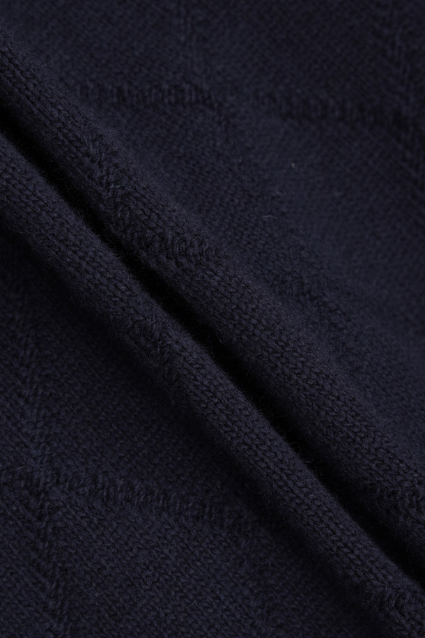 베스트  knit 드레스 (dark navy)는 부드러운 울, 나일론, 캐시미어 혼방 소재로 제작되어 포근한 착용감을 선사합니다. 톤 다운된 다크 네이비 컬러와 아가일 패턴이 클래식하면서도 캐주얼한 무드를 자아냅니다. 민소매 디자인에 하이넥 베스트 연출이 가능하며, 레이어드 스타일링으로 다양한 분위기를 연출할 수 있습니다. 넉넉한 루즈핏으로 편안하며, 세일러 카라 디테일이 사랑스러운 포인트를 더합니다. 속주머니가 있어 실용적이며, 가을, 겨울철 데일리룩, 모임룩, 카페룩 등 폭넓게 활용하기 좋습니다.

