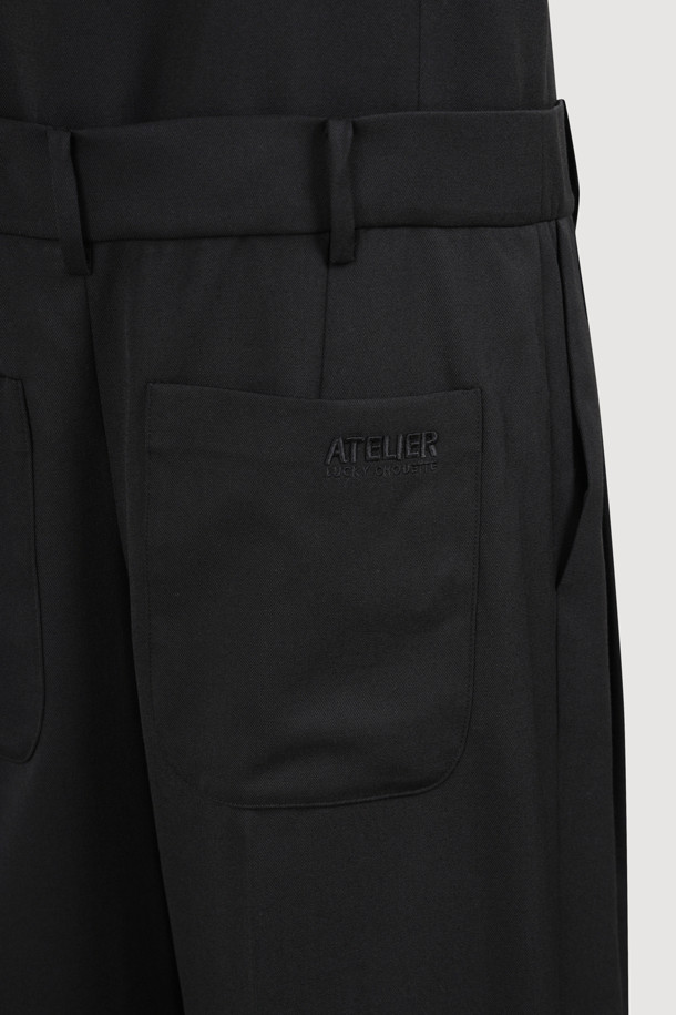 [Atelier] 리본 포인트 점프수트 (블랙)는 가을, 겨울 시즌을 위한 여성 점프수트로, 클래식하면서도 유니크한 스타일을 연출합니다. 부드러운 울 블렌드 소재에 스트레이트 핏으로 편안한 착용감을 선사하며, 스퀘어넥 디자인과 민소매 기장으로 세련된 실루엣을 완성합니다. 앞 중심 버튼 여밈과 허리 리본 매듭, 뒤 포켓 레터링 자수 디테일이 돋보이며, 레이어드하여 다양한 스타일링이 가능합니다. 데이트룩, 모임룩, 겨울 데일리룩 등 다채로운 TPO에 맞춰 클래식, 미니멀, 시크한 무드를 연출해보세요.
