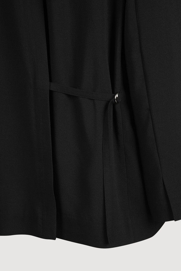 [Re-Order] Pintuck Pocket Single Jacket(black)는 모던하고 클래식한 스타일의 싱글 자켓입니다. TR 소재로 제작되어 얇은 두께감으로 여름에도 시원하게 착용 가능하며, 블랙 컬러에 일자핏으로 어떤 옷에도 잘 어울립니다. 어깨 패드, 빅 아웃포켓, 다트 스티치 디테일, 뒤 중심 슬릿, 제천 벨트, LUCKY 로고 패턴 안감 등 섬세한 디테일이 돋보이는 제품입니다.
