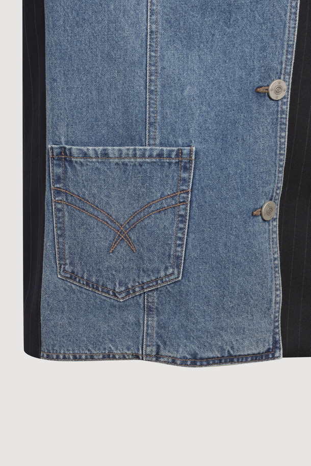 [Re-Order] 데님 패치 믹스 재킷 (블랙)은 데이트룩, 모임룩에 어울리는 모던, 캐주얼, 클래식 스타일의 자켓입니다. 봄, 가을에 착용하기 좋으며, 데님과 울 소재의 믹스매치로 제작되었습니다. 슬림핏과 일자핏 두 가지로 출시되어, 개인의 취향에 따라 선택할 수 있습니다. 블랙 컬러에 패치워크와 스트라이프 패턴이 돋보이며, 스티치 디테일과 LUCKY 로고 안감, 켄톤 버튼으로 포인트를 더했습니다. 레귤러 기장의 긴소매 자켓으로 다양한 스타일 연출에 활용하기 좋습니다.
