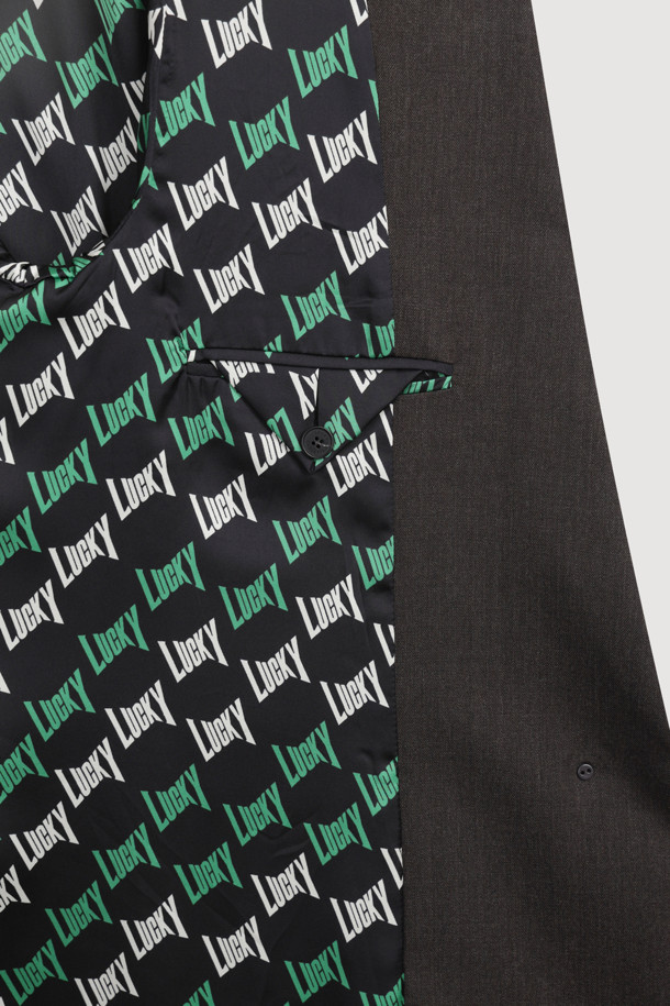 브라운 컬러의 스웨이드 포켓 체크 싱글 재킷입니다. 울과 스웨이드 소재의 조화로 가을, 겨울 시즌에 따뜻하고 포근하게 착용할 수 있습니다. 슬림핏에 크롭 기장으로, 모던하고 클래식한 스타일을 연출하며 오피스룩, 출근룩, 모임룩에 적합합니다. 체크 패턴과 스웨이드 포켓 디테일이 돋보이며, LUCKY 로고 패턴 안감과 소뿔 단추로 고급스러움을 더했습니다. 싱글 버튼 여밈 방식의 두꺼운 두께감으로 시크하고 미니멀한 스타일을 완성할 수 있습니다.
