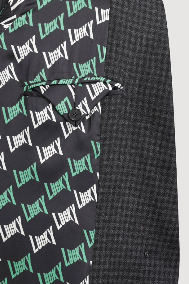 세련된 분위기를 연출하는 스웨이드 포켓 체크 싱글 재킷 (grey)입니다. 여성 고객을 위해 디자인되었으며, 가을과 겨울에 따뜻하게 착용할 수 있습니다. 모던하고 클래식한 스타일을 동시에 만족시키는 체크 패턴과 슬림핏 디자인이 특징입니다. 부드러운 스웨이드와 울 소재, 소뿔 단추, 럭키 로고 안감 디테일로 고급스러움을 더했습니다. 오피스룩, 출근룩, 모임룩 등 다양한 TPO에 활용 가능하며, 클래식, 미니멀, 시크한 스타일을 연출하기 좋습니다.
