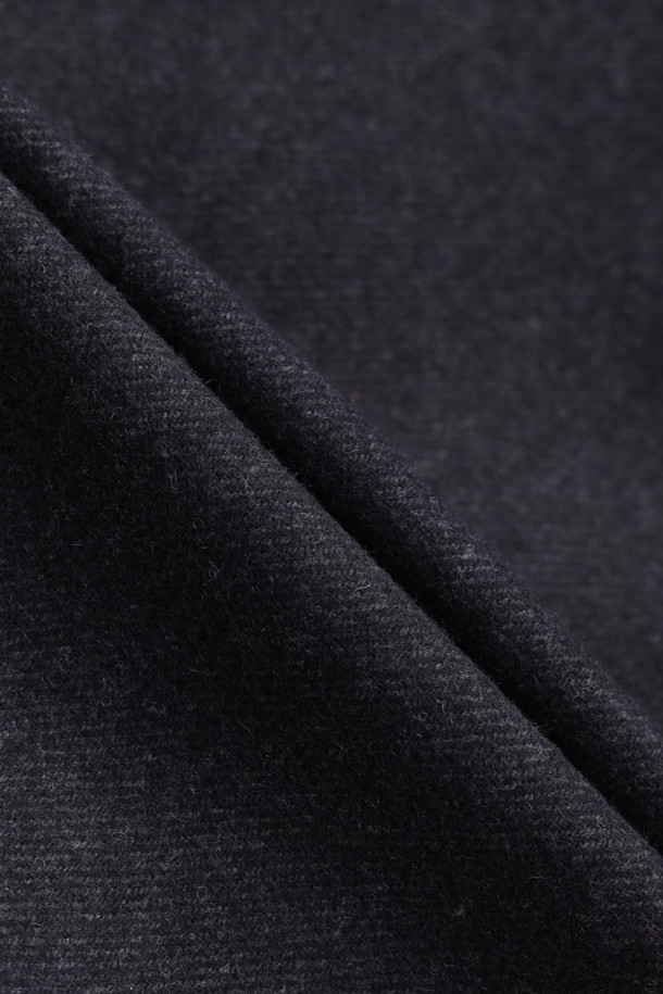 네이비 색상의 No Collar 크롭 더블 재킷입니다. 여성 의류로, 캐주얼, 미니멀, 클래식 스타일을 연출하기 좋습니다. 데이트룩에 잘 어울리며, 봄, 가을에 착용하기 적합합니다. 데님 포켓 디테일과 밑단 프릴 장식이 돋보이며, LUCK 로고 패턴 안감으로 포인트를 더했습니다. 일자핏의 크롭 기장으로, 트렌디한 스타일을 완성해보세요.
